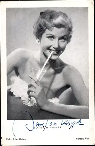 Ak Schauspielerin Josefin Kipper, Cocktail, Portrait, Autogramm