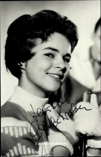Ak Schauspielerin und Sängerin Conny Froboess, Portrait, Handschuhe, Autogramm