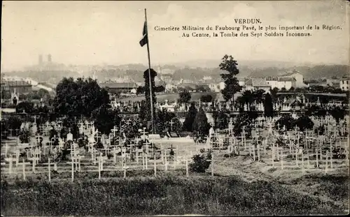 Ak Verdun Meuse, Cimetiere Militaire du Faubourg Pave, Au Centre, la Tombe des Sept Soldats Inconnus