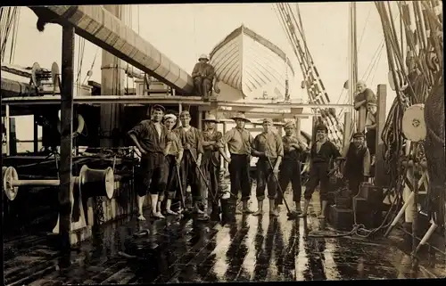 Foto Ak SS Reinbek, Seeleute an Deck eines Schiffes