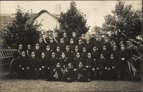 Foto Ak Niebüll in Nordfriesland, Mitglieder der Feuerwehr, Gruppenbild