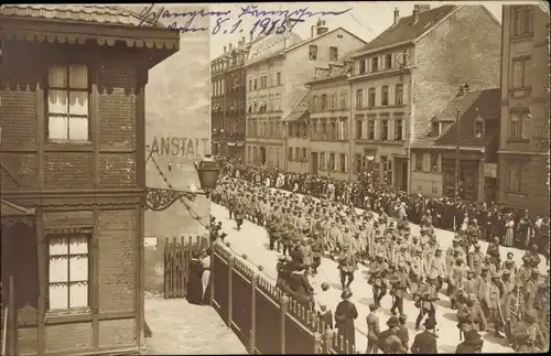 Foto Ak Mulhouse Mülhausen Elsass Haut Rhin, Soldatenkompanie auf dem Marsch