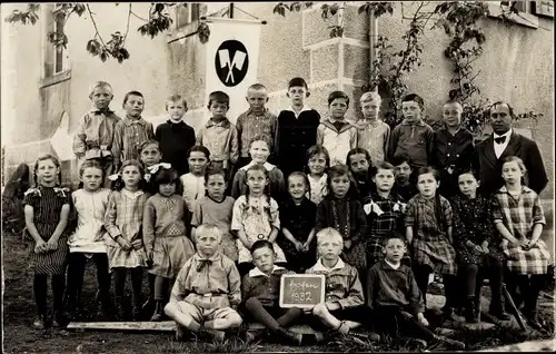 Foto Ak Hofen, Kindergruppe, Schulklasse mit Lehrer 1932, Wappen gekreuzte Beile