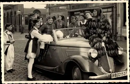 Foto Ak Narrengilde Lörrach, Rosenmontag Freiburg 1938, Zundel, Gildengarde, Pagen, Automobil