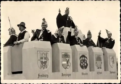Foto Ak 1. Oberrheinischer Narrentag 1938, Elferrat der Narrengilde Lörrach, Festwagen, Wappen