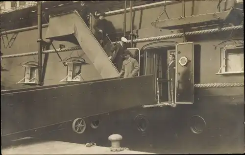 Ak König Georg V von Großbritannien verlässt einen Dampfer 1913