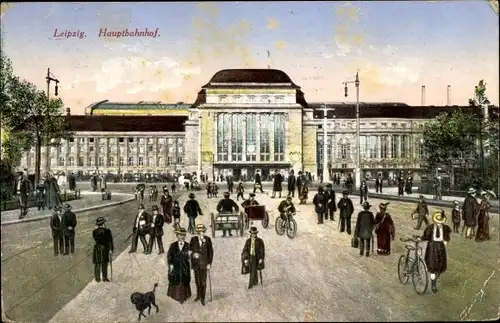 Ak Leipzig, Hauptbahnhof, Portal, Elegante Personen