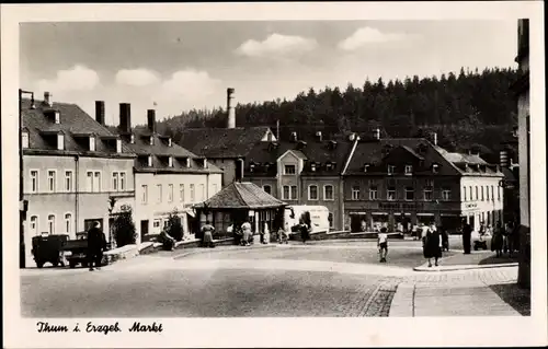 Ak Thum Erzgebirge, Markt mit Passanten