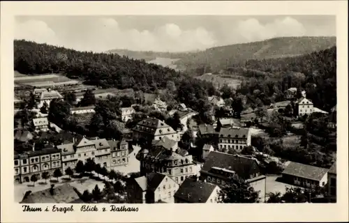 Ak Thum Erzgebirge, Blick über den Ort zum Rathaus