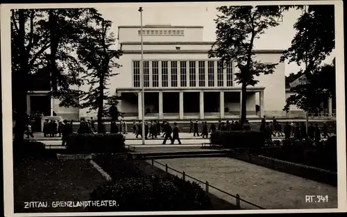 Ak Zittau in der Oberlausitz, Passanten vor dem Grenzlandtheater