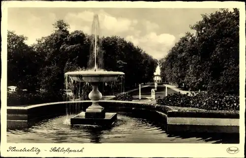 Ak Neustrelitz in Mecklenburg, Springbrunnen im Schlosspark