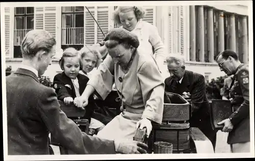 Ak Soestdijk Utrecht, Juliana der Niederlande mit Töchtern 1948