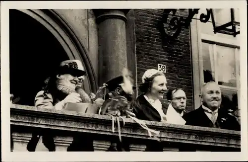 Foto Ak Wilhelmina und Juliana der Niederlande, Rede vom Balkon aus, Prinzessin Juliana