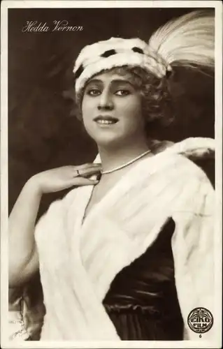 Ak Schauspielerin Hedda Vernon, Portrait mit Pelzmütze