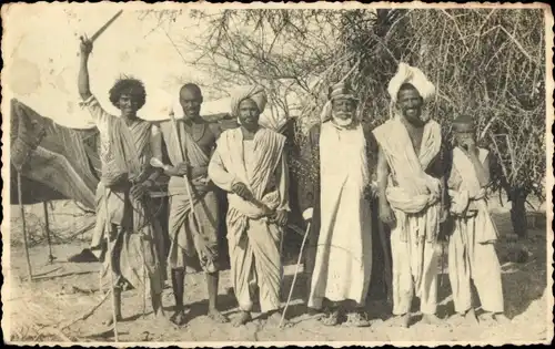 Foto Ak Araber in Tracht, Gruppenbild, Maghreb, Schwert