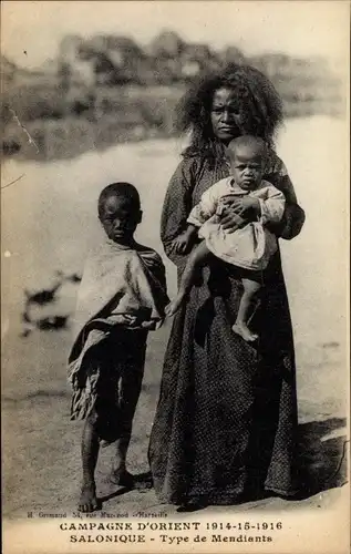 Ak Saloniki Thessaloniki Griechenland, Type de Mendiants, Bettlerin mit Kindern