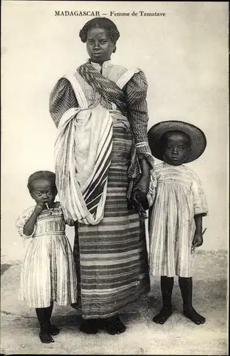 Ak Madagaskar, Femme de Tamatave, Frau mit Kindern