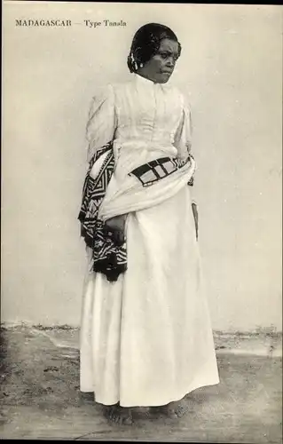 Ak Madagaskar, Type Tanala, Junge Frau in traditionellem Kleid