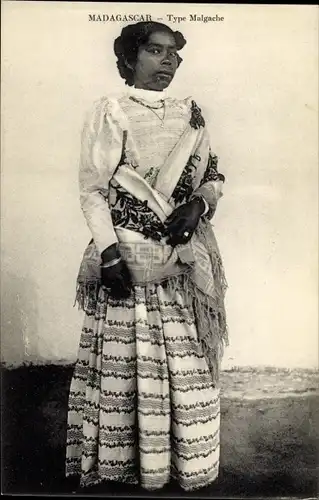Ak Madagaskar, Type Malgache, Junge Frau in traditionellem Kleid