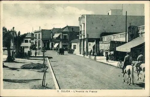 Ak Oujda Marokko, L'Avenue de France, uniformierte Reiter