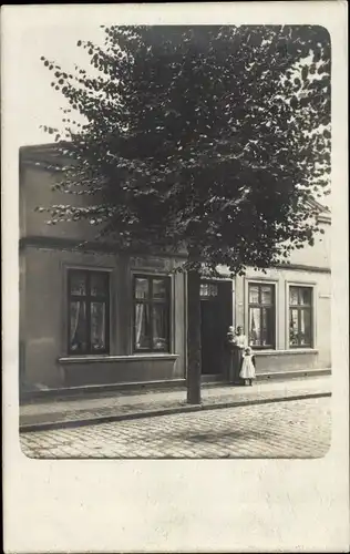 Foto Ak Elmshorn in Holstein, Wohnhaus, Frau mit Kindern an der Tür