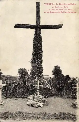 Ak Verdun Meuse, Le Cimetiere militaire du Faubourg-Pave, Croix, les Tombes de Soldats Inconnus