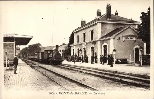 Ak Pont de Braye Sarthe, Bahnhof, Gleisseite, Dampflok