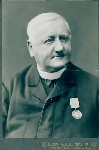 CdV München, Männerportrait, Geistlicher mit Orden