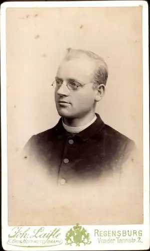 CdV Regensburg, Männerportrait, Portrait von einem Geistlichen