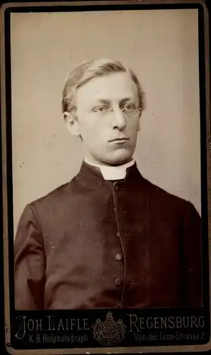 CdV Regensburg, Männerportrait, Portrait von einem Geistlichen