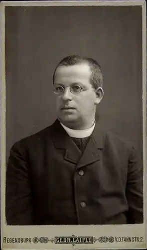 CdV Regensburg, Männerportrait, Portrait von einem Geistlichen