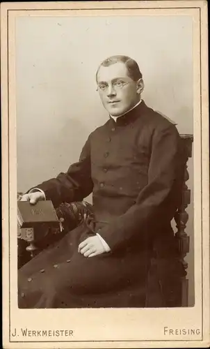 CdV Freising in Oberbayern, Portrait von einem Geistlichen