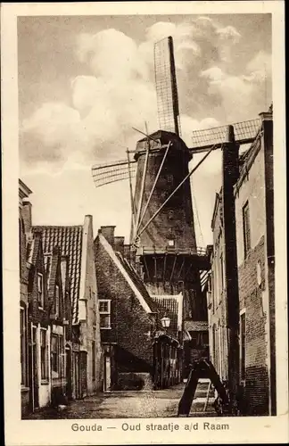 Ak Gouda Südholland, Oud straatje a/d Raam, Windmühle im Hintergrund