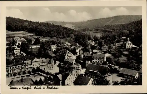 Ak Thum Erzgebirge, Blick über den Ort zum Rathaus