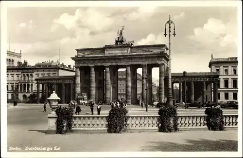 Ak Berlin Mitte, Brandenburger Tor von Tiergarten aus