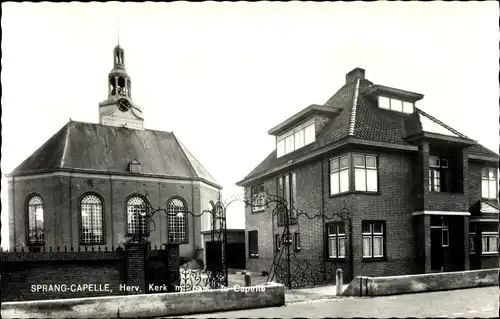 Ak Sprang Capelle Nordbrabant Niederlande, Herv. Kerk met Capelle