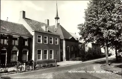 Ak Hilvarenbeek Nordbrabant, Vrijhof met Ned. Herv. Kerk