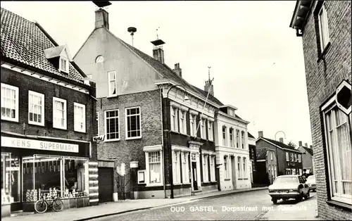 Ak Oud Gastel Nordbrabant Niederlande, Dorpstraat met Raadhuis