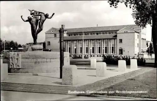 Ak Eindhoven Nordbrabant Niederlande, Gemeentehuis met Bevrijdingsmonument