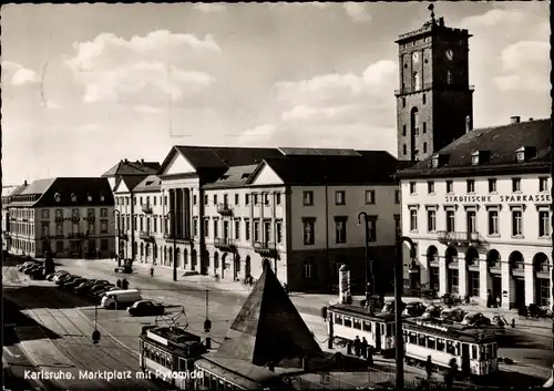 Ak Karlsruhe in Baden, Marktplatz mit Pyramide, Straßenbahn, Städtische Sparkasse