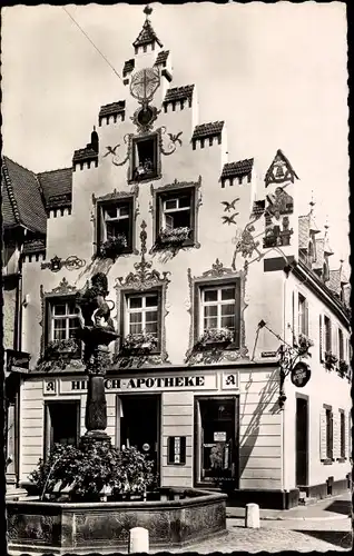 Ak Offenburg im Schwarzwald, Hirsch Apotheke, Giebel, Brunnen, Pharmacie du Cerf