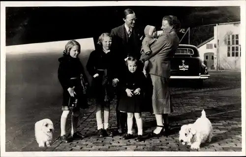 Ak Niederländisches Königshaus, Prinzessin Juliana mit Familie, Soesterberg 1948, Hunde