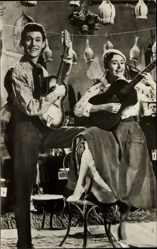 Ak Schauspieler Caterina Valente und Silvio Francesco, Gitarren, Filmszene, Bonjour Kathrin