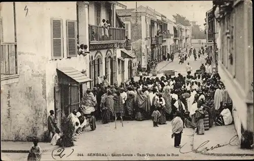 Ak Saint Louis Senegal, Tam Tam dans la Rue, Straßenpartie, Menschenansammlung