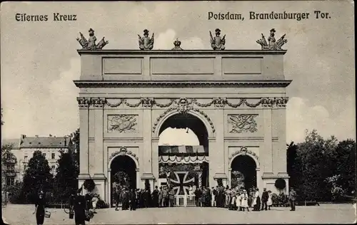 Ak Potsdam, Brandenburger Tor, Eisernes Kreuz, Zum Besten der Kriegsfürsorge