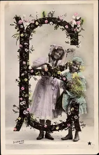 Buchstaben Ak Buchstabe E, Mädchen mit Blumen