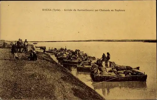 Ak Ar Raqqa Raqqah Rakka Syrien, Arrivée du Ravitaillement par Chalands en Euphrate