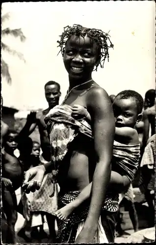 Ak Jeune femme Africaine et son bébé, portrait