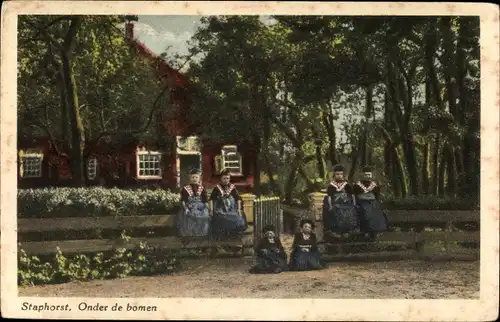 Ak Staphorst Overijssel Niederlande, Onder de bomen, Kinder in Trachten