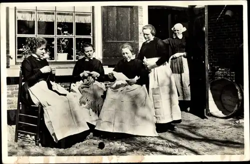 Ak Twente Overijssel Niederlande, Frauen in Trachten, Stricken